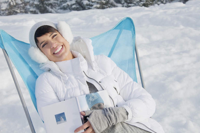 西方人,一个人,躺,笑,微笑,露齿笑,横图,俯视,室外,白天,看书,旅游,度假,阅读,美景,山,雪,雪山,大雪,书籍,椅子,欧洲,欧洲人,仅一个女性,仅一个人,握,学习,服装,装饰,躺椅,冰,积雪,景观,山峰,雪景,冬季,冬天,山峦,拿,拿着,注视,娱乐,衣服,自然,书本,观察,看,仅一个中年女性,享受,休闲,温暖,景色,放松,寒冷,读书,浏览,握着,服饰,耳罩,观看,羽绒服,保暖,华丽,沙滩椅,点缀,察看,冰冷,御寒,关注,自然风光,耳套,衬托,美观,雅致,雅观,严寒,冰凉,酷寒,凛冽,凛凛,极冷,耳护,耳暖,卧着,冬装,女人,女性,中年女性,白种人,书,图书,躺着,卧,半身,彩图,高角度拍摄