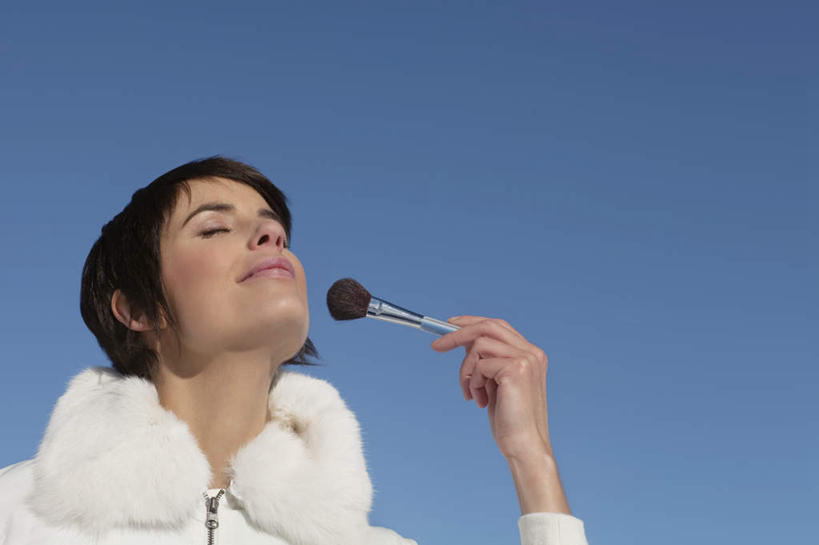 西方人,脸,头,脸颊,手,一个人,站,闭眼,横图,室外,特写,白天,仰视,化妆,美容,旅游,度假,美景,欧洲,欧洲人,仅一个女性,仅一个人,护肤,握,阴影,服装,光线,影子,景观,拿,拿着,娱乐,衣服,蓝色,蓝天,天空,阳光,自然,化妆刷,刷子,天,站着,保养,享受,休闲,温暖,手部,景色,放松,握着,保健,服饰,仅一个老年女性,晴朗,腮红刷,羽绒服,保暖,单手,美容工具,御寒,自然风光,养颜,彩妆刷,化妆工具,万里无云,冬装,老年女性,女人,女性,白种人,头部,脸部,脸蛋,面部,晴空,晴空万里,闭眼睛,闭着眼,闭着眼睛,站立,半身,彩图,低角度拍摄