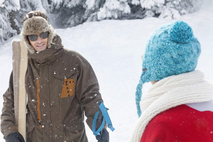 西方人,背部,两个人,家庭,夫妻,站,笑,微笑,露齿笑,横图,室外,白天,正面,爱情,旅游,度假,美景,山,雪,雪山,大雪,帽子,欧洲,欧洲人,服装,装饰,工具,墨镜,器材,眼镜,冰,积雪,景观,山峰,雪景,冬季,冬天,山峦,浪漫,注视,娱乐,运动器械,相视,衣服,自然,太阳镜,太阳眼镜,围巾,观察,看,站着,享受,休闲,温暖,温馨,一家人,面对面,器械,健身器械,遮阳镜,景色,恩爱,放松,寒冷,恋人,服饰,拐杖,围脖,观看,羽绒服,对视,保暖,华丽,滑雪杖,点缀,和睦,察看,冰冷,互视,御寒,关注,自然风光,相对,健身器材,滑雪装备,相看,衬托,美观,雅致,雅观,棉帽,严寒,辅助设备,冰凉,酷寒,凛冽,凛凛,极冷,冬装,男人,男性,年轻男性,年轻女性,女人,女性,白种人,年轻人,夫妇,情侣,站立,半身,彩图,伴侣,融洽,运动器材