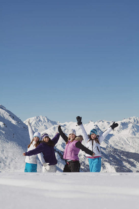 西方人,儿童,四个人,伙伴,朋友,站,举,笑,微笑,露齿笑,竖图,室外,白天,正面,旅游,度假,友谊,纯洁,石头,美景,山,雪,雪山,大雪,帽子,欧洲,欧洲人,阴影,服装,装饰,光线,石子,影子,冰,积雪,景观,山顶,山峰,雪景,冬季,冬天,山峦,注视,娱乐,小孩,衣服,蓝色,蓝天,天空,阳光,自然,围巾,天,观察,看,托,站着,享受,休闲,温暖,景色,放松,寒冷,可爱,童年,童趣,服饰,晴朗,围脖,观看,羽绒服,保暖,华丽,点缀,察看,冰冷,御寒,关注,自然风光,童真,烂漫,无邪,沉积岩,万里无云,衬托,美观,雅致,雅观,棉帽,严寒,冰凉,酷寒,凛冽,凛凛,极冷,颠峰,极峰,水成岩,冬装,天真,友情,女孩,女人,女性,白种人,石块,岩石,晴空,晴空万里,举起,举手,举着,向上举,向上伸,向上托,站立,彩图,全身,女生