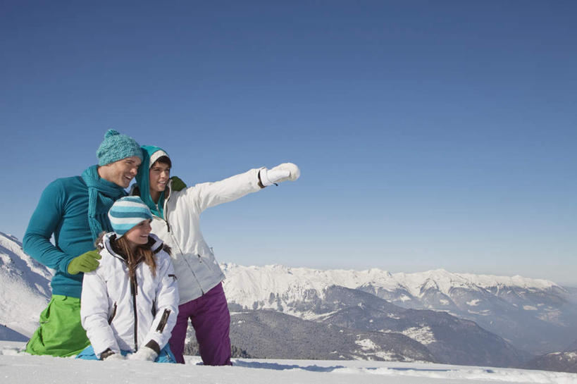 西方人,儿童,三个人,家庭,夫妻,母亲,父亲,女儿,跪,笑,微笑,露齿笑,横图,室外,白天,正面,爱情,旅游,度假,纯洁,石头,美景,山,雪,雪山,大雪,帽子,欧洲,欧洲人,指,阴影,服装,装饰,光线,石子,影子,冰,积雪,景观,山顶,山峰,雪景,冬季,冬天,山峦,浪漫,注视,指点,娱乐,小孩,衣服,蓝色,蓝天,天空,阳光,自然,手套,围巾,天,观察,看,享受,休闲,温暖,温馨,父女,母女,三口之家,一家人,景色,恩爱,放松,父爱,寒冷,可爱,母爱,童年,童趣,恋人,服饰,晴朗,围脖,观看,羽绒服,保暖,华丽,点缀,和睦,察看,冰冷,指向,御寒,关注,自然风光,童真,烂漫,无邪,沉积岩,万里无云,衬托,美观,雅致,雅观,棉帽,严寒,冰凉,酷寒,凛冽,凛凛,极冷,颠峰,极峰,水成岩,冬装,天真,男人,男性,年轻男性,年轻女性,女孩,女人,女性,白种人,孩子,年轻人,夫妇,情侣,石块,岩石,晴空,晴空万里,跪着,彩图,全身,伴侣,融洽,女生