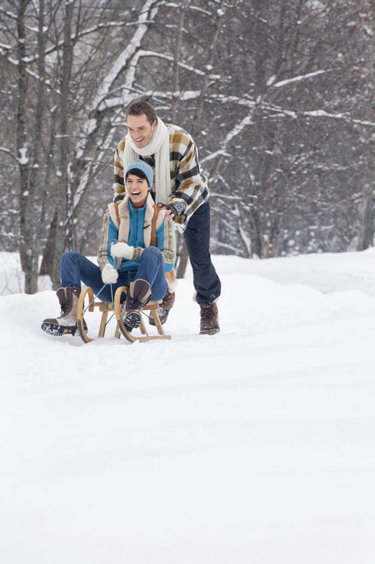 西方人,两个人,家庭,夫妻,坐,走,推,笑,微笑,露齿笑,竖图,室外,白天,正面,爱情,旅游,度假,美景,森林,山,树林,雪,雪山,植物,大雪,帽子,欧洲,欧洲人,服装,装饰,冰,积雪,景观,山峰,雪景,冬季,冬天,山峦,浪漫,注视,娱乐,车,树,树木,衣服,绿色,自然,手套,围巾,交通工具,观察,看,享受,休闲,温暖,温馨,一家人,景色,恩爱,放松,寒冷,恋人,服饰,生长,成长,围脖,观看,羽绒服,保暖,华丽,雪橇,点缀,和睦,察看,冰冷,御寒,关注,自然风光,载具,雪橇车,衬托,美观,雅致,雅观,棉帽,严寒,冰凉,酷寒,凛冽,凛凛,极冷,冬装,男人,男性,年轻男性,年轻女性,女人,女性,白种人,年轻人,夫妇,情侣,步行,散步,走路,坐着,彩图,全身,伴侣,融洽