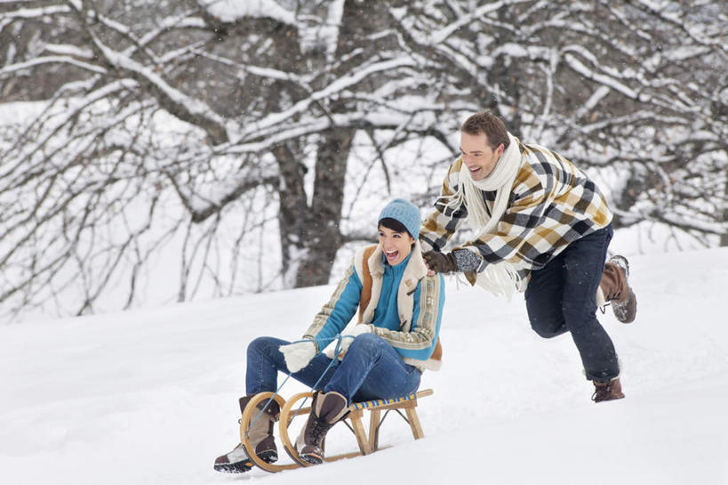 西方人,两个人,家庭,夫妻,坐,走,推,笑,微笑,露齿笑,横图,室外,白天,正面,爱情,旅游,度假,美景,森林,山,树林,雪,雪山,植物,大雪,帽子,欧洲,欧洲人,服装,装饰,冰,积雪,景观,山峰,雪景,冬季,冬天,山峦,浪漫,注视,娱乐,车,树,树木,衣服,绿色,自然,手套,围巾,交通工具,观察,看,享受,休闲,温暖,温馨,一家人,景色,恩爱,放松,寒冷,恋人,服饰,生长,成长,围脖,观看,羽绒服,保暖,华丽,雪橇,点缀,和睦,察看,冰冷,御寒,关注,自然风光,载具,雪橇车,衬托,美观,雅致,雅观,棉帽,严寒,冰凉,酷寒,凛冽,凛凛,极冷,冬装,男人,男性,年轻男性,年轻女性,女人,女性,白种人,年轻人,夫妇,情侣,步行,散步,走路,坐着,彩图,全身,伴侣,融洽