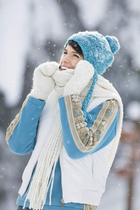 西方人,一个人,笑,摸,微笑,露齿笑,竖图,室外,白天,正面,旅游,度假,美景,山,雪,雪山,大雪,帽子,欧洲,欧洲人,仅一个女性,仅一个人,抚摸,服装,朦胧,模糊,装饰,冰,积雪,景观,山峰,雪景,冬季,冬天,山峦,注视,娱乐,衣服,自然,手套,围巾,观察,看,仅一个中年女性,享受,休闲,温暖,景色,放松,寒冷,服饰,围脖,观看,羽绒服,保暖,华丽,点缀,察看,冰冷,御寒,关注,自然风光,衬托,美观,雅致,雅观,棉帽,严寒,冰凉,酷寒,凛冽,凛凛,极冷,冬装,女人,女性,中年女性,白种人,触摸,接触,半身,彩图