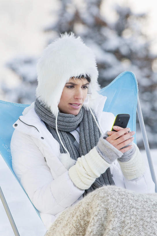 西方人,一个人,坐,笑,打电话,微笑,竖图,室外,白天,正面,旅游,度假,美景,森林,山,树林,雪,雪山,植物,大雪,松树,电话,帽子,手机,椅子,纺织品,欧洲,欧洲人,仅一个女性,仅一个人,握,服装,朦胧,模糊,装饰,毛毯,毯子,躺椅,冰,积雪,景观,山峰,雪景,冬季,冬天,山峦,拿,拿着,注视,娱乐,通讯设备,树,树木,纺织,衣服,绿色,自然,围巾,垫子,观察,看,享受,休闲,温暖,景色,放松,寒冷,握着,服饰,仅一个老年女性,生长,成长,围脖,观看,羽绒服,保暖,华丽,沙滩椅,点缀,察看,冰冷,御寒,关注,自然风光,坚定,衬托,美观,雅致,雅观,长寿,棉帽,严寒,冰凉,酷寒,凛冽,凛凛,贞洁,极冷,冬装,交流,老年女性,女人,女性,白种人,沟通,通话,坐着,半身,彩图