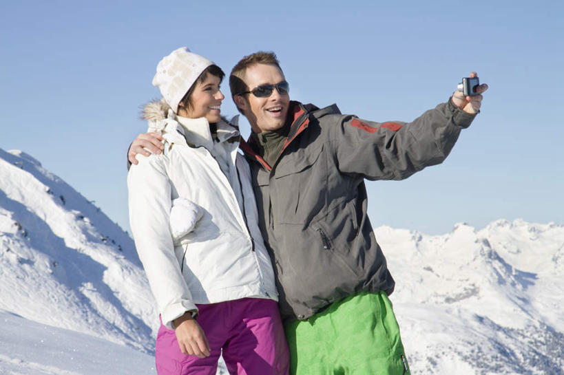 西方人,两个人,家庭,夫妻,站,笑,微笑,露齿笑,横图,室外,白天,正面,爱情,旅游,度假,石头,美景,山,雪,雪山,大雪,帽子,相机,欧洲,欧洲人,握,阴影,服装,光线,墨镜,石子,眼镜,影子,冰,积雪,景观,山顶,山峰,雪景,冬季,冬天,山峦,浪漫,拿,拿着,注视,娱乐,拍照,衣服,蓝色,蓝天,天空,阳光,自然,数码相机,太阳镜,太阳眼镜,天,观察,看,站着,享受,休闲,温暖,温馨,一家人,遮阳镜,景色,恩爱,放松,寒冷,握着,恋人,摄影,服饰,晴朗,观看,羽绒服,保暖,和睦,察看,冰冷,御寒,关注,自然风光,沉积岩,万里无云,棉帽,严寒,冰凉,酷寒,凛冽,凛凛,极冷,颠峰,极峰,水成岩,冬装,男人,男性,年轻男性,年轻女性,女人,女性,白种人,年轻人,夫妇,情侣,照相机,石块,岩石,晴空,晴空万里,站立,半身,彩图,照相,伴侣,融洽