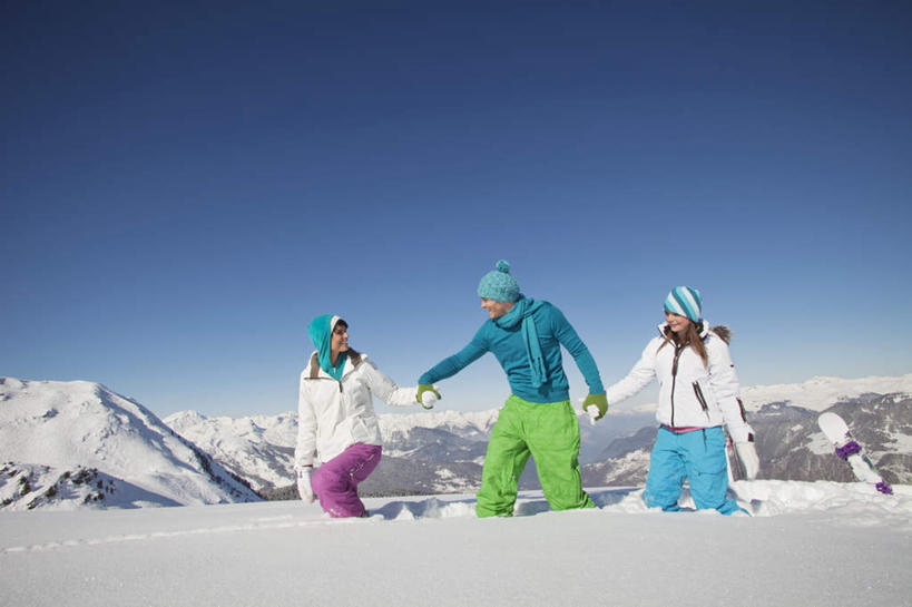 西方人,儿童,三个人,家庭,夫妻,母亲,父亲,女儿,走,握手,笑,微笑,露齿笑,横图,室外,白天,正面,爱情,旅游,度假,纯洁,石头,美景,山,雪,雪山,大雪,帽子,欧洲,欧洲人,阴影,服装,装饰,光线,石子,影子,冰,积雪,景观,山顶,山峰,雪景,冬季,冬天,山峦,浪漫,注视,娱乐,小孩,衣服,蓝色,蓝天,天空,阳光,自然,手套,围巾,天,观察,看,享受,休闲,温暖,温馨,父女,母女,三口之家,一家人,景色,恩爱,放松,父爱,寒冷,可爱,母爱,童年,童趣,恋人,服饰,晴朗,围脖,观看,羽绒服,保暖,华丽,点缀,和睦,察看,冰冷,御寒,关注,自然风光,童真,烂漫,无邪,沉积岩,万里无云,衬托,美观,雅致,雅观,棉帽,严寒,冰凉,酷寒,凛冽,凛凛,极冷,颠峰,极峰,水成岩,冬装,天真,男人,男性,年轻男性,年轻女性,女孩,女人,女性,白种人,孩子,年轻人,夫妇,情侣,石块,岩石,晴空,晴空万里,步行,搀手,拉手,散步,手搀手,手拉手,手牵手,手握手,走路,彩图,全身,伴侣,融洽,女生