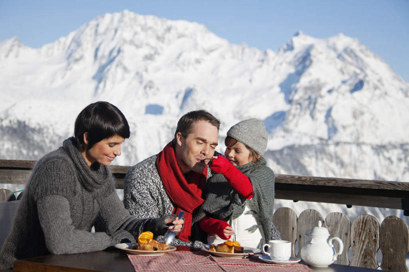 西方人,儿童,三个人,家庭,夫妻,母亲,父亲,女儿,栏杆,露台,坐,笑,吃,微笑,露齿笑,横图,室外,白天,正面,毛衣,爱情,旅游,度假,纯洁,石头,美景,山,雪,雪山,大雪,阳台,桌面,桌子,杯子,餐具,帽子,欧洲,欧洲人,握,阴影,装饰,光线,木制,瓷器,碟子,壶,盘,石子,影子,冰,积雪,景观,山顶,山峰,雪景,冬季,冬天,围栏,咖啡杯,陶瓷制品,山峦,浪漫,拿,拿着,注视,娱乐,护栏,水壶,小孩,蓝色,蓝天,天空,阳光,自然,盘子,茶壶,木制品,容器,围巾,碟,天,观察,看,享受,休闲,温暖,温馨,父女,母女,三口之家,一家人,景色,恩爱,放松,父爱,寒冷,可爱,母爱,童年,童趣,握着,恋人,晴朗,围脖,观看,保暖,华丽,点缀,和睦,察看,冰冷,御寒,关注,自然风光,瓷杯,线衫,童真,烂漫,无邪,沉积岩,万里无云,衬托,美观,雅致,雅观,棉帽,严寒,冰凉,酷寒,凛冽,凛凛,极冷,颠峰,极峰,水成岩,天真,男人,男性,年轻男性,年轻女性,女孩,女人,女性,白种人,孩子,年轻人,夫妇,情侣,石块,岩石,晴空,晴空万里,嚼,食,坐着,半身,彩图,绒衣,套衫,套头毛衣,线衣,露天阳台,伴侣,融洽,女生