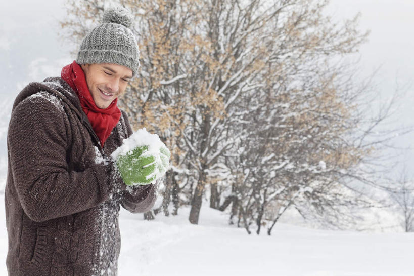 西方人,一个人,站,笑,微笑,露齿笑,横图,室外,白天,侧面,旅游,度假,美景,森林,山,树林,雪,雪山,植物,大雪,帽子,欧洲,欧洲人,仅一个男性,仅一个人,握,服装,装饰,冰,积雪,景观,山峰,雪景,冬季,冬天,山峦,拿,拿着,注视,娱乐,树,树木,仅一个年轻男性,衣服,绿色,自然,围巾,观察,看,站着,享受,休闲,温暖,景色,放松,寒冷,握着,服饰,生长,成长,围脖,观看,羽绒服,保暖,华丽,点缀,察看,冰冷,御寒,关注,自然风光,衬托,美观,雅致,雅观,棉帽,严寒,冰凉,酷寒,凛冽,凛凛,极冷,冬装,男人,男性,年轻男性,白种人,站立,半身,彩图