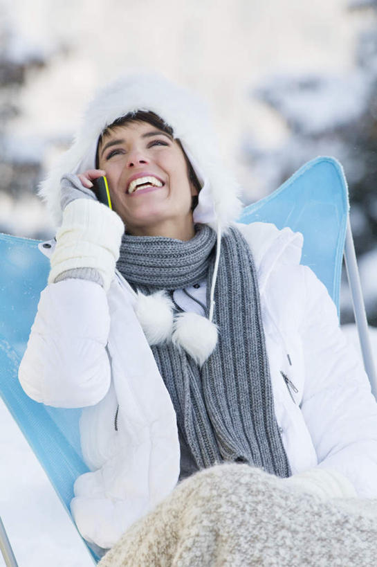 西方人,一个人,坐,闭眼,笑,打电话,微笑,露齿笑,竖图,室外,白天,正面,旅游,度假,美景,森林,山,树林,雪,雪山,植物,大雪,松树,电话,帽子,手机,椅子,纺织品,欧洲,欧洲人,仅一个女性,仅一个人,握,服装,朦胧,模糊,装饰,毛毯,毯子,躺椅,冰,积雪,景观,山峰,雪景,冬季,冬天,山峦,拿,拿着,娱乐,通讯设备,树,树木,纺织,衣服,绿色,自然,围巾,垫子,享受,休闲,温暖,景色,放松,寒冷,握着,服饰,仅一个老年女性,生长,成长,围脖,羽绒服,保暖,华丽,沙滩椅,点缀,冰冷,御寒,自然风光,坚定,衬托,美观,雅致,雅观,长寿,棉帽,严寒,冰凉,酷寒,凛冽,凛凛,贞洁,极冷,冬装,交流,老年女性,女人,女性,白种人,闭眼睛,闭着眼,闭着眼睛,沟通,抬头,通话,仰头,坐着,半身,彩图