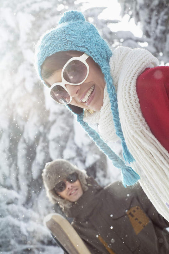 西方人,两个人,家庭,夫妻,站,笑,微笑,露齿笑,竖图,室外,白天,正面,爱情,旅游,度假,美景,森林,山,树林,雪,雪山,植物,大雪,帽子,欧洲,欧洲人,握,服装,装饰,工具,墨镜,器材,眼镜,冰,积雪,景观,山峰,雪景,冬季,冬天,山峦,浪漫,拿,拿着,注视,娱乐,运动器械,树,树木,衣服,绿色,自然,太阳镜,太阳眼镜,围巾,观察,看,站着,享受,休闲,温暖,温馨,一家人,器械,健身器械,遮阳镜,景色,恩爱,放松,寒冷,握着,恋人,服饰,生长,成长,拐杖,围脖,观看,羽绒服,保暖,华丽,滑雪杖,点缀,和睦,察看,冰冷,御寒,关注,自然风光,健身器材,滑雪装备,衬托,美观,雅致,雅观,棉帽,严寒,辅助设备,冰凉,酷寒,凛冽,凛凛,极冷,冬装,男人,男性,年轻男性,年轻女性,女人,女性,白种人,年轻人,夫妇,情侣,站立,半身,彩图,伴侣,融洽,运动器材