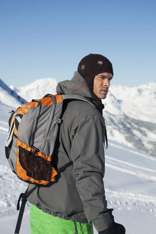 西方人,一个人,站,竖图,室外,白天,旅游,度假,石头,美景,山,雪,雪山,大雪,帽子,欧洲,欧洲人,仅一个男性,仅一个人,阴影,服装,光线,包,石子,影子,冰,积雪,景观,山顶,山峰,雪景,冬季,冬天,山峦,旅行包,扭头,注视,娱乐,仅一个年轻男性,背面,衣服,蓝色,蓝天,天空,阳光,自然,背包,天,观察,看,站着,转头,享受,休闲,温暖,景色,放松,寒冷,服饰,晴朗,观看,羽绒服,保暖,察看,冰冷,御寒,关注,自然风光,沉积岩,万里无云,棉帽,严寒,旅游包,冰凉,酷寒,凛冽,凛凛,极冷,颠峰,极峰,水成岩,冬装,男人,男性,年轻男性,白种人,石块,岩石,晴空,晴空万里,站立,半身,彩图,双肩包