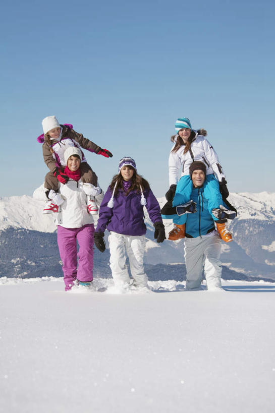 西方人,儿童,家庭,夫妻,母亲,父亲,女儿,儿子,站,竖图,室外,白天,正面,爱情,旅游,度假,纯洁,石头,美景,山,雪,雪山,大雪,帽子,欧洲,欧洲人,五个人,阴影,服装,装饰,光线,石子,影子,冰,积雪,景观,山顶,山峰,雪景,冬季,冬天,山峦,许多人,浪漫,注视,娱乐,小孩,骑,衣服,蓝色,蓝天,天空,阳光,自然,围巾,天,观察,看,扛,站着,一群人,享受,休闲,温暖,温馨,父女,父子,母女,母子,一家人,景色,恩爱,放松,父爱,寒冷,可爱,母爱,童年,童趣,恋人,服饰,晴朗,围脖,观看,羽绒服,保暖,华丽,点缀,和睦,察看,冰冷,御寒,关注,自然风光,童真,烂漫,无邪,沉积岩,万里无云,衬托,美观,雅致,雅观,棉帽,严寒,冰凉,酷寒,凛冽,凛凛,极冷,颠峰,极峰,水成岩,扛在肩上,骑在肩上,冬装,天真,男孩,男人,男性,年轻男性,年轻女性,女孩,女人,女性,白种人,孩子,年轻人,夫妇,情侣,石块,岩石,晴空,晴空万里,站立,彩图,全身,伴侣,融洽,男生,女生