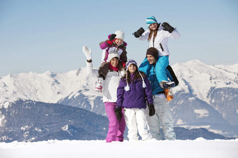 西方人,儿童,家庭,夫妻,母亲,父亲,女儿,儿子,站,举,横图,室外,白天,正面,爱情,旅游,度假,纯洁,石头,美景,山,雪,雪山,大雪,帽子,欧洲,欧洲人,五个人,阴影,服装,装饰,光线,石子,影子,冰,积雪,景观,山顶,山峰,雪景,冬季,冬天,山峦,许多人,浪漫,注视,娱乐,小孩,骑,衣服,蓝色,蓝天,天空,阳光,自然,围巾,天,观察,看,扛,托,站着,一群人,享受,休闲,温暖,温馨,父女,父子,母女,母子,一家人,景色,恩爱,放松,父爱,寒冷,可爱,母爱,童年,童趣,恋人,服饰,晴朗,围脖,观看,羽绒服,保暖,华丽,点缀,和睦,察看,冰冷,御寒,关注,自然风光,童真,烂漫,无邪,沉积岩,万里无云,衬托,美观,雅致,雅观,棉帽,严寒,冰凉,酷寒,凛冽,凛凛,极冷,颠峰,极峰,水成岩,扛在肩上,骑在肩上,冬装,天真,男孩,男人,男性,年轻男性,年轻女性,女孩,女人,女性,白种人,孩子,年轻人,夫妇,情侣,石块,岩石,晴空,晴空万里,举起,举手,举着,向上举,向上伸,向上托,站立,彩图,全身,伴侣,融洽,男生,女生