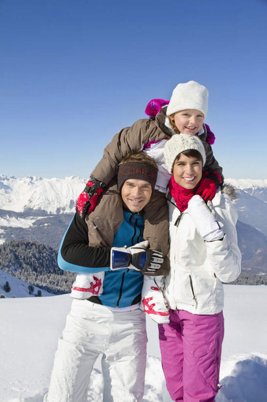 西方人,儿童,三个人,家庭,夫妻,母亲,父亲,女儿,站,笑,微笑,露齿笑,竖图,室外,白天,正面,爱情,旅游,度假,纯洁,石头,美景,山,雪,雪山,大雪,帽子,欧洲,欧洲人,阴影,服装,装饰,光线,石子,影子,冰,积雪,景观,山顶,山峰,雪景,冬季,冬天,山峦,浪漫,注视,娱乐,小孩,骑,衣服,蓝色,蓝天,天空,阳光,自然,围巾,天,观察,看,扛,站着,享受,休闲,温暖,温馨,父女,母女,三口之家,一家人,景色,恩爱,放松,父爱,寒冷,可爱,母爱,童年,童趣,恋人,服饰,晴朗,围脖,观看,羽绒服,保暖,华丽,点缀,和睦,察看,冰冷,御寒,关注,自然风光,童真,烂漫,无邪,沉积岩,万里无云,衬托,美观,雅致,雅观,棉帽,严寒,冰凉,酷寒,凛冽,凛凛,极冷,颠峰,极峰,水成岩,扛在肩上,骑在肩上,冬装,天真,男人,男性,年轻男性,年轻女性,女孩,女人,女性,白种人,孩子,年轻人,夫妇,情侣,石块,岩石,晴空,晴空万里,站立,半身,彩图,伴侣,融洽,女生