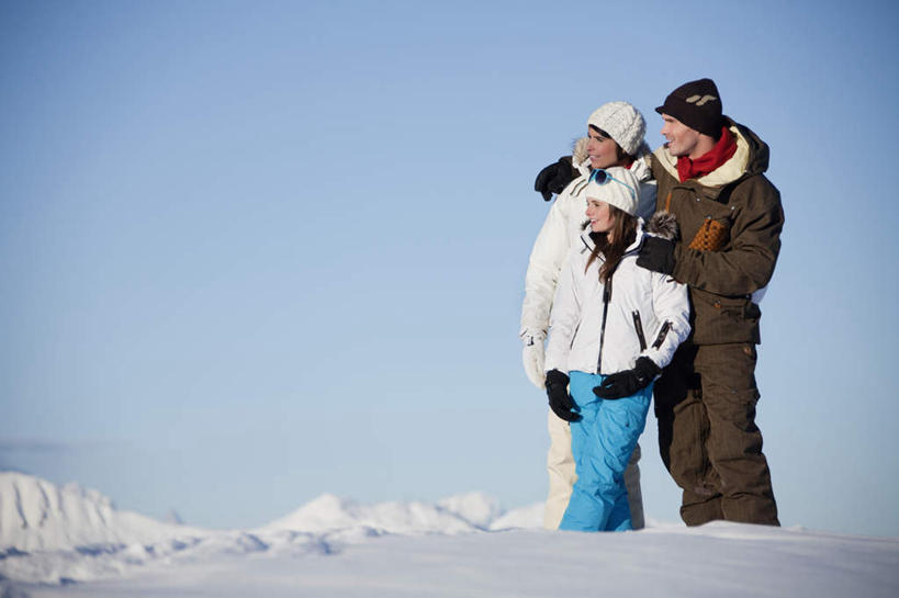 西方人,儿童,三个人,家庭,夫妻,母亲,父亲,女儿,站,笑,微笑,露齿笑,横图,室外,白天,正面,爱情,旅游,度假,纯洁,石头,美景,山,雪,雪山,大雪,帽子,欧洲,欧洲人,阴影,服装,光线,石子,影子,冰,积雪,景观,山顶,山峰,雪景,冬季,冬天,山峦,浪漫,注视,娱乐,小孩,衣服,蓝色,蓝天,天空,阳光,自然,天,观察,看,站着,享受,休闲,温暖,温馨,父女,母女,三口之家,一家人,景色,恩爱,放松,父爱,寒冷,可爱,母爱,童年,童趣,恋人,服饰,晴朗,观看,羽绒服,保暖,和睦,察看,冰冷,御寒,关注,自然风光,童真,烂漫,无邪,沉积岩,万里无云,棉帽,严寒,冰凉,酷寒,凛冽,凛凛,极冷,颠峰,极峰,水成岩,冬装,天真,男人,男性,年轻男性,年轻女性,女孩,女人,女性,白种人,孩子,年轻人,夫妇,情侣,石块,岩石,晴空,晴空万里,站立,彩图,全身,伴侣,融洽,女生