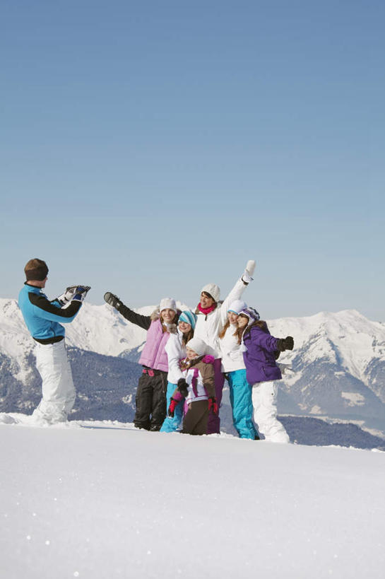 西方人,儿童,家庭,夫妻,母亲,父亲,女儿,儿子,站,伸展双臂,笑,微笑,露齿笑,竖图,室外,白天,正面,爱情,旅游,度假,纯洁,石头,美景,山,雪,雪山,大雪,帽子,相机,欧洲,欧洲人,握,阴影,服装,装饰,光线,石子,影子,冰,积雪,景观,山顶,山峰,雪景,冬季,冬天,山峦,许多人,浪漫,拿,拿着,注视,娱乐,小孩,拍照,衣服,蓝色,蓝天,天空,阳光,自然,数码相机,围巾,天,观察,看,站着,一群人,享受,休闲,温暖,温馨,父女,父子,母女,母子,一家人,景色,恩爱,放松,父爱,寒冷,可爱,母爱,童年,童趣,握着,恋人,摄影,服饰,晴朗,围脖,观看,羽绒服,保暖,华丽,点缀,和睦,察看,冰冷,御寒,关注,自然风光,童真,烂漫,无邪,沉积岩,万里无云,衬托,美观,雅致,雅观,棉帽,严寒,冰凉,酷寒,凛冽,凛凛,极冷,颠峰,极峰,水成岩,冬装,天真,男孩,男人,男性,年轻男性,年轻女性,女孩,女人,女性,白种人,孩子,年轻人,夫妇,情侣,照相机,石块,岩石,晴空,晴空万里,敞开双臂,伸开双臂,展开双肩,站立,张开手臂,张开双臂,彩图,全身,照相,伴侣,融洽,男生,女生