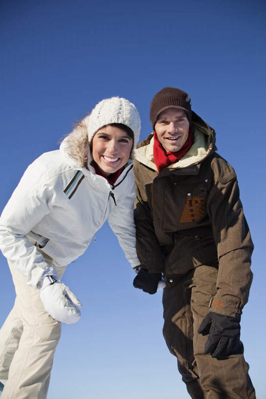 西方人,两个人,家庭,夫妻,站,笑,微笑,露齿笑,竖图,室外,白天,仰视,爱情,旅游,度假,美景,帽子,欧洲,欧洲人,弯腰,阴影,服装,装饰,光线,影子,景观,浪漫,注视,娱乐,衣服,蓝色,蓝天,天空,阳光,自然,手套,天,观察,看,站着,享受,休闲,温暖,温馨,一家人,景色,恩爱,放松,恋人,服饰,晴朗,观看,羽绒服,保暖,华丽,点缀,和睦,察看,御寒,关注,自然风光,万里无云,弯身,衬托,美观,雅致,雅观,棉帽,冬装,男人,男性,年轻男性,年轻女性,女人,女性,白种人,年轻人,夫妇,情侣,晴空,晴空万里,站立,半身,彩图,低角度拍摄,伴侣,融洽