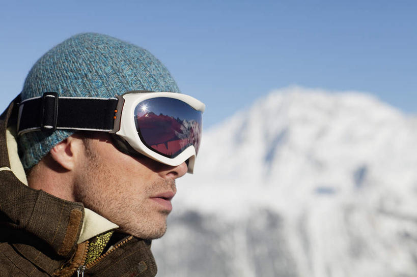 西方人,脸,头,脸颊,一个人,横图,室外,特写,白天,侧面,旅游,度假,安全,石头,美景,山,雪,雪山,大雪,帽子,欧洲,欧洲人,仅一个男性,仅一个人,阴影,服装,朦胧,模糊,光线,石子,眼镜,影子,冰,积雪,景观,山顶,山峰,雪景,冬季,冬天,防护,山峦,注视,娱乐,仅一个年轻男性,衣服,蓝色,蓝天,天空,阳光,自然,天,观察,看,享受,休闲,温暖,景色,放松,寒冷,服饰,晴朗,观看,羽绒服,保暖,护目镜,保护,察看,冰冷,御寒,关注,自然风光,保险,沉积岩,万里无云,保全,周全,安稳,安定,棉帽,严寒,冰凉,酷寒,凛冽,凛凛,极冷,安全防护眼镜,颠峰,极峰,水成岩,冬装,平安,男人,男性,年轻男性,白种人,头部,脸部,脸蛋,面部,石块,岩石,晴空,晴空万里,半身,彩图,防护眼镜