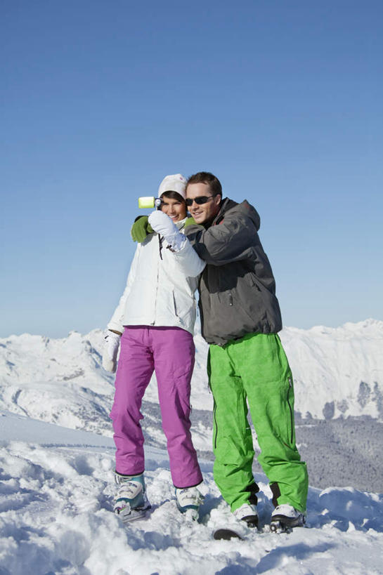 西方人,两个人,家庭,夫妻,站,笑,微笑,露齿笑,竖图,室外,白天,正面,爱情,旅游,度假,石头,美景,山,雪,雪山,大雪,帽子,相机,欧洲,欧洲人,握,阴影,服装,装饰,光线,墨镜,石子,眼镜,影子,冰,积雪,景观,山顶,山峰,雪景,冬季,冬天,山峦,浪漫,拿,拿着,依偎,注视,娱乐,拍照,衣服,蓝色,蓝天,天空,阳光,自然,手套,数码相机,太阳镜,太阳眼镜,天,观察,看,靠,靠着,倚靠,站着,享受,休闲,温暖,温馨,一家人,遮阳镜,景色,恩爱,放松,寒冷,握着,恋人,摄影,服饰,晴朗,观看,羽绒服,保暖,华丽,点缀,和睦,察看,冰冷,倚着,御寒,关注,自然风光,沉积岩,万里无云,依附,依赖,投靠,衬托,美观,雅致,雅观,棉帽,严寒,冰凉,酷寒,凛冽,凛凛,极冷,颠峰,极峰,水成岩,冬装,男人,男性,年轻男性,年轻女性,女人,女性,白种人,年轻人,夫妇,情侣,照相机,石块,岩石,晴空,晴空万里,站立,彩图,全身,照相,伴侣,融洽