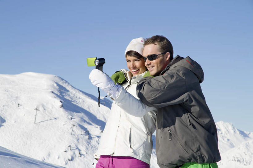 西方人,两个人,家庭,夫妻,站,笑,微笑,露齿笑,横图,室外,白天,正面,爱情,旅游,度假,石头,美景,山,雪,雪山,大雪,帽子,相机,欧洲,欧洲人,握,阴影,服装,装饰,光线,墨镜,石子,眼镜,影子,冰,积雪,景观,山顶,山峰,雪景,冬季,冬天,山峦,浪漫,拿,拿着,依偎,注视,娱乐,拍照,衣服,蓝色,蓝天,天空,阳光,自然,手套,数码相机,太阳镜,太阳眼镜,天,观察,看,靠,靠着,倚靠,站着,享受,休闲,温暖,温馨,一家人,遮阳镜,景色,恩爱,放松,寒冷,握着,恋人,摄影,服饰,晴朗,观看,羽绒服,保暖,华丽,点缀,和睦,察看,冰冷,倚着,御寒,关注,自然风光,沉积岩,万里无云,依附,依赖,投靠,衬托,美观,雅致,雅观,棉帽,严寒,冰凉,酷寒,凛冽,凛凛,极冷,颠峰,极峰,水成岩,冬装,男人,男性,年轻男性,年轻女性,女人,女性,白种人,年轻人,夫妇,情侣,照相机,石块,岩石,晴空,晴空万里,站立,半身,彩图,照相,伴侣,融洽