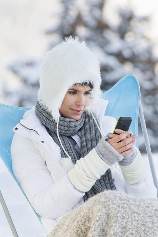 西方人,一个人,坐,笑,打电话,微笑,竖图,室外,白天,正面,旅游,度假,美景,森林,山,树林,雪,雪山,植物,大雪,松树,电话,帽子,手机,椅子,纺织品,欧洲,欧洲人,仅一个女性,仅一个人,握,服装,朦胧,模糊,装饰,毛毯,毯子,躺椅,冰,积雪,景观,山峰,雪景,冬季,冬天,山峦,拿,拿着,注视,娱乐,通讯设备,树,树木,纺织,衣服,绿色,自然,围巾,垫子,观察,看,享受,休闲,温暖,景色,放松,寒冷,握着,服饰,仅一个老年女性,生长,成长,围脖,观看,羽绒服,保暖,华丽,沙滩椅,点缀,察看,冰冷,御寒,关注,自然风光,坚定,衬托,美观,雅致,雅观,长寿,棉帽,严寒,冰凉,酷寒,凛冽,凛凛,贞洁,极冷,冬装,交流,老年女性,女人,女性,白种人,沟通,通话,坐着,半身,彩图