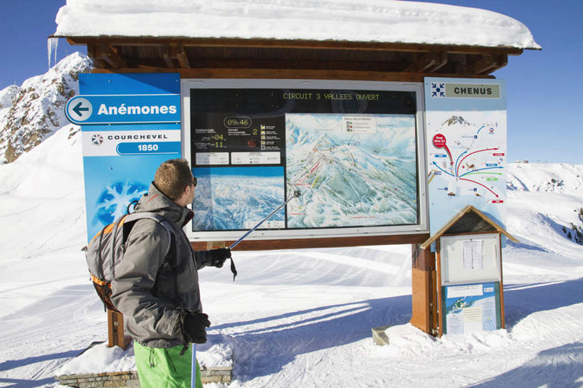 西方人,一个人,站,横图,室外,白天,侧面,旅游,度假,石头,美景,山,雪,雪山,大雪,道路,地图,欧洲,欧洲人,仅一个男性,仅一个人,阴影,服装,光线,信息,包,石子,影子,冰,积雪,景观,山顶,山峰,雪景,冬季,冬天,交通,山峦,旅行包,注视,方向,娱乐,布告,布告栏,仅一个年轻男性,衣服,蓝色,蓝天,天空,阳光,自然,背包,天,观察,看,站着,享受,休闲,温暖,景色,放松,寒冷,服饰,晴朗,观看,引导,指引,羽绒服,保暖,察看,冰冷,通知,公告,传播,御寒,关注,自然风光,消息,沉积岩,万里无云,严寒,旅游包,冰凉,酷寒,凛冽,凛凛,极冷,颠峰,极峰,公布栏,水成岩,冬装,男人,男性,年轻男性,白种人,石块,岩石,晴空,晴空万里,站立,半身,彩图,导航,双肩包