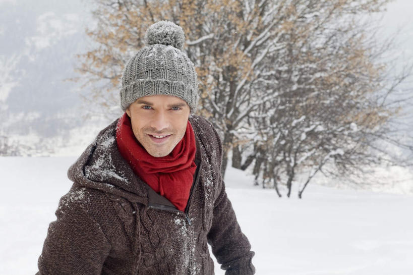 西方人,一个人,站,笑,微笑,露齿笑,横图,室外,白天,正面,旅游,度假,美景,森林,山,树林,雪,雪山,植物,大雪,帽子,欧洲,欧洲人,仅一个男性,仅一个人,服装,装饰,冰,积雪,景观,山峰,雪景,冬季,冬天,山峦,注视,娱乐,树,树木,仅一个年轻男性,衣服,绿色,自然,围巾,观察,看,站着,享受,休闲,温暖,景色,放松,寒冷,服饰,生长,成长,围脖,观看,羽绒服,保暖,华丽,点缀,察看,冰冷,御寒,关注,自然风光,衬托,美观,雅致,雅观,棉帽,严寒,冰凉,酷寒,凛冽,凛凛,极冷,冬装,男人,男性,年轻男性,白种人,站立,半身,彩图