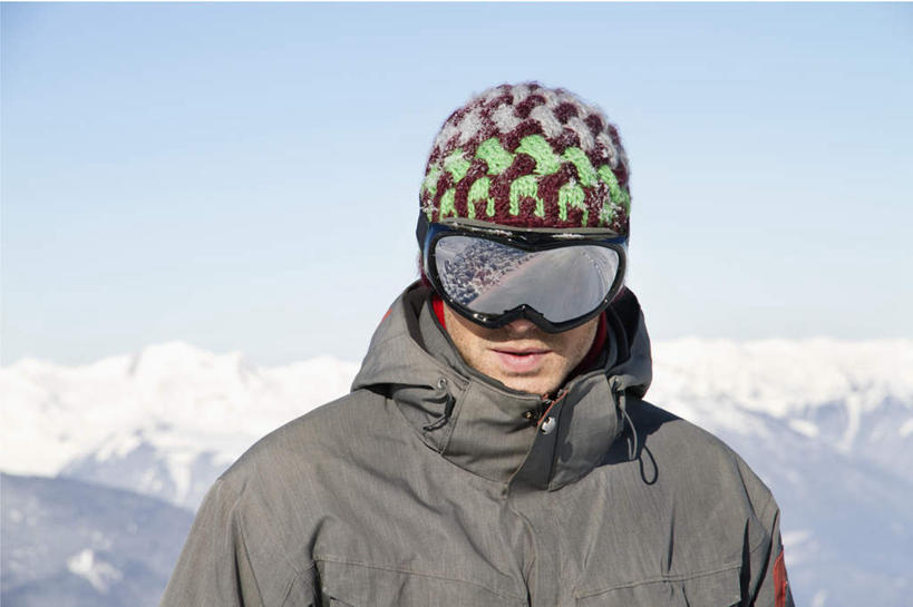 西方人,脸,头,脸颊,一个人,站,横图,室外,特写,白天,正面,旅游,度假,安全,石头,美景,山,雪,雪山,大雪,帽子,欧洲,欧洲人,仅一个男性,仅一个人,阴影,服装,光线,石子,眼镜,影子,冰,积雪,景观,山顶,山峰,雪景,冬季,冬天,防护,山峦,注视,娱乐,仅一个年轻男性,衣服,蓝色,蓝天,天空,阳光,自然,天,观察,看,站着,享受,休闲,温暖,景色,放松,寒冷,服饰,晴朗,观看,羽绒服,保暖,护目镜,保护,察看,冰冷,御寒,关注,自然风光,保险,沉积岩,万里无云,保全,周全,安稳,安定,棉帽,严寒,冰凉,酷寒,凛冽,凛凛,极冷,安全防护眼镜,颠峰,极峰,水成岩,冬装,平安,男人,男性,年轻男性,白种人,头部,脸部,脸蛋,面部,石块,岩石,晴空,晴空万里,站立,半身,彩图,防护眼镜