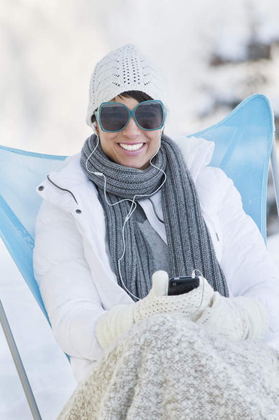 西方人,一个人,坐,笑,打电话,微笑,竖图,室外,白天,正面,旅游,度假,美景,山,雪,雪山,大雪,电话,帽子,手机,椅子,纺织品,欧洲,欧洲人,仅一个女性,仅一个人,握,服装,朦胧,模糊,装饰,毛毯,墨镜,毯子,眼镜,躺椅,冰,积雪,景观,山峰,雪景,冬季,冬天,山峦,拿,拿着,注视,娱乐,通讯设备,纺织,衣服,自然,太阳镜,太阳眼镜,围巾,垫子,观察,看,享受,休闲,温暖,遮阳镜,景色,放松,寒冷,握着,服饰,仅一个老年女性,围脖,观看,羽绒服,保暖,华丽,沙滩椅,点缀,察看,冰冷,御寒,关注,自然风光,衬托,美观,雅致,雅观,棉帽,严寒,冰凉,酷寒,凛冽,凛凛,极冷,冬装,交流,老年女性,女人,女性,白种人,沟通,通话,坐着,半身,彩图