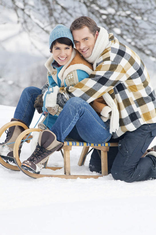 西方人,两个人,家庭,夫妻,坐,抱,笑,微笑,露齿笑,竖图,室外,白天,侧面,爱情,旅游,度假,美景,森林,山,树林,雪,雪山,植物,大雪,帽子,欧洲,欧洲人,服装,装饰,冰,积雪,景观,山峰,雪景,冬季,冬天,山峦,浪漫,注视,娱乐,车,树,树木,衣服,绿色,自然,围巾,交通工具,观察,看,享受,休闲,温暖,温馨,一家人,景色,恩爱,放松,寒冷,恋人,服饰,生长,成长,围脖,抱着,观看,羽绒服,保暖,华丽,雪橇,点缀,和睦,察看,冰冷,搂着,御寒,关注,自然风光,载具,雪橇车,衬托,美观,雅致,雅观,棉帽,严寒,冰凉,酷寒,凛冽,凛凛,极冷,冬装,男人,男性,年轻男性,年轻女性,女人,女性,白种人,年轻人,夫妇,情侣,怀抱,搂,搂抱,相抱,拥抱,坐着,半身,彩图,伴侣,融洽