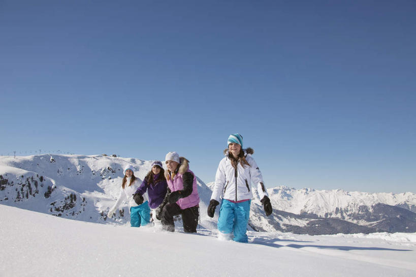 西方人,儿童,四个人,伙伴,朋友,走,笑,微笑,露齿笑,横图,室外,白天,正面,旅游,度假,友谊,纯洁,石头,美景,山,雪,雪山,大雪,帽子,欧洲,欧洲人,阴影,服装,装饰,光线,石子,影子,冰,积雪,景观,山顶,山峰,雪景,冬季,冬天,山峦,注视,娱乐,小孩,衣服,蓝色,蓝天,天空,阳光,自然,围巾,天,观察,看,享受,休闲,温暖,景色,放松,寒冷,可爱,童年,童趣,服饰,晴朗,围脖,观看,羽绒服,保暖,华丽,点缀,察看,冰冷,御寒,关注,自然风光,童真,烂漫,无邪,沉积岩,万里无云,衬托,美观,雅致,雅观,棉帽,严寒,冰凉,酷寒,凛冽,凛凛,极冷,颠峰,极峰,水成岩,冬装,天真,友情,女孩,女人,女性,白种人,石块,岩石,晴空,晴空万里,步行,散步,走路,彩图,全身,女生