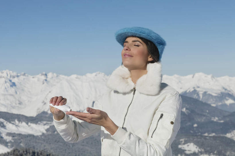 西方人,一个人,站,闭眼,笑,微笑,横图,室外,白天,正面,化妆,美容,旅游,度假,石头,美景,山,雪,雪山,大雪,帽子,欧洲,欧洲人,仅一个女性,仅一个人,护肤,握,阴影,服装,美白,光线,润肤露,石子,影子,冰,积雪,景观,山顶,山峰,雪景,冬季,冬天,山峦,拿,拿着,娱乐,运动帽,衣服,蓝色,蓝天,天空,阳光,自然,天,清洁,站着,仅一个中年女性,保养,享受,休闲,温暖,鸭舌帽,景色,放松,寒冷,去角质,握着,保健,服饰,晴朗,保湿,羽绒服,保暖,冰冷,滋润,乳液,御寒,护肤品,去死皮,自然风光,护肤用品,舒缓,养颜,沉积岩,万里无云,去污,控油,紧肤,嫩肤,祛痘,去痘,祛角质,抗衰,再生,增白,补水,祛斑,抗皱,防皱,除皱,去皱,严寒,冰凉,酷寒,凛冽,凛凛,极冷,颠峰,极峰,水成岩,冬装,女人,女性,中年女性,白种人,石块,岩石,晴空,晴空万里,闭眼睛,闭着眼,闭着眼睛,站立,半身,彩图