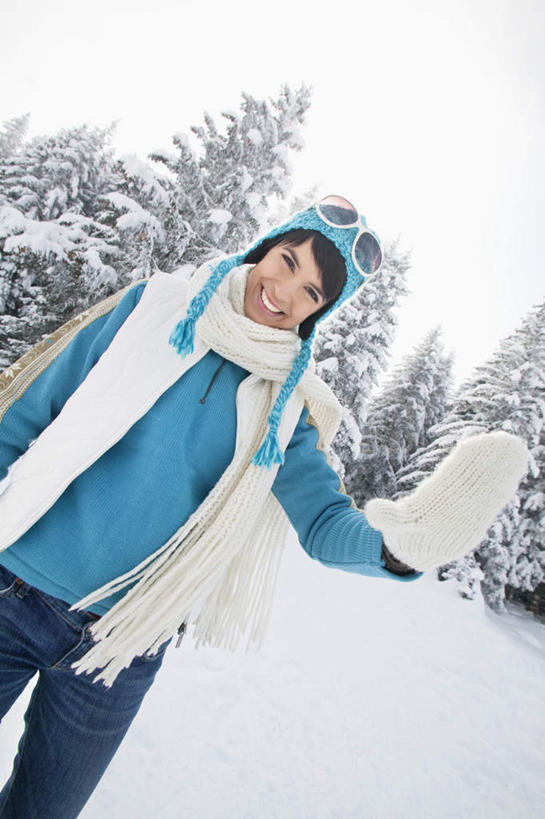 西方人,一个人,站,笑,微笑,露齿笑,竖图,室外,白天,正面,旅游,度假,美景,森林,山,树林,雪,雪山,植物,大雪,帽子,欧洲,欧洲人,仅一个女性,仅一个人,服装,装饰,冰,积雪,景观,山峰,雪景,冬季,冬天,山峦,注视,娱乐,树,树木,衣服,绿色,自然,手套,围巾,观察,看,站着,仅一个中年女性,享受,休闲,温暖,景色,放松,寒冷,服饰,生长,成长,围脖,观看,羽绒服,保暖,华丽,点缀,察看,冰冷,御寒,关注,自然风光,衬托,美观,雅致,雅观,棉帽,严寒,冰凉,酷寒,凛冽,凛凛,极冷,冬装,女人,女性,中年女性,白种人,站立,半身,彩图