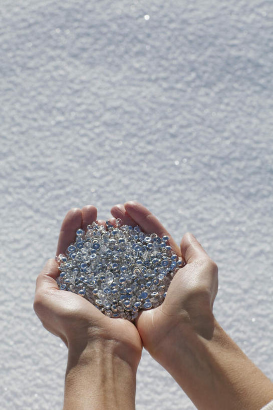 西方人,手,一个人,捧,竖图,俯视,室外,特写,白天,旅游,度假,美景,雪,大雪,欧洲,欧洲人,双手,仅一个年轻女性,仅一个女性,仅一个人,积雪,景观,雪景,冬季,冬天,娱乐,自然,享受,休闲,手部,景色,放松,寒冷,自然风光,严寒,年轻女性,女人,女性,白种人,端,端着,捧着,手捧,半身,彩图,高角度拍摄