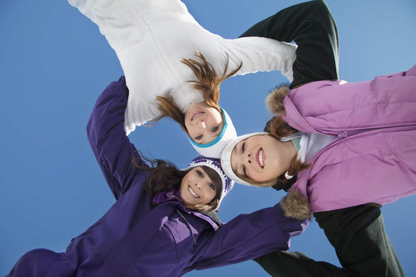 西方人,三个人,伙伴,朋友,站,笑,微笑,露齿笑,横图,室外,白天,仰视,旅游,度假,友谊,美景,帽子,欧洲,欧洲人,弯腰,阴影,服装,光线,影子,景观,注视,娱乐,衣服,蓝色,蓝天,天空,阳光,自然,天,观察,看,站着,享受,休闲,温暖,景色,放松,服饰,晴朗,观看,羽绒服,保暖,察看,御寒,关注,自然风光,万里无云,弯身,棉帽,冬装,友情,年轻女性,女人,女性,白种人,晴空,晴空万里,站立,半身,彩图,低角度拍摄