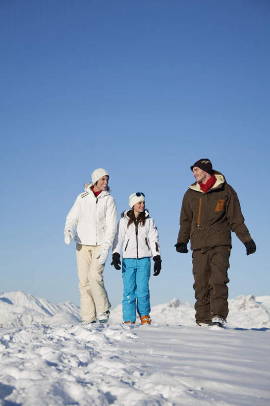 西方人,儿童,三个人,家庭,夫妻,母亲,父亲,女儿,走,竖图,室外,白天,正面,爱情,旅游,度假,纯洁,安全,石头,美景,山,雪,雪山,大雪,帽子,欧洲,欧洲人,阴影,服装,光线,石子,影子,冰,积雪,景观,山顶,山峰,雪景,冬季,冬天,防护,山峦,浪漫,注视,娱乐,小孩,衣服,蓝色,蓝天,天空,阳光,自然,手套,天,观察,看,享受,休闲,温暖,温馨,父女,母女,三口之家,一家人,景色,恩爱,放松,父爱,寒冷,可爱,母爱,童年,童趣,恋人,服饰,晴朗,观看,羽绒服,保暖,保护,和睦,察看,冰冷,御寒,关注,自然风光,保险,童真,烂漫,无邪,沉积岩,万里无云,保全,周全,安稳,安定,棉帽,防护手套,严寒,冰凉,酷寒,凛冽,凛凛,极冷,颠峰,极峰,水成岩,冬装,平安,天真,男人,男性,年轻男性,年轻女性,女孩,女人,女性,白种人,孩子,年轻人,夫妇,情侣,石块,岩石,晴空,晴空万里,步行,散步,走路,彩图,全身,伴侣,融洽,女生