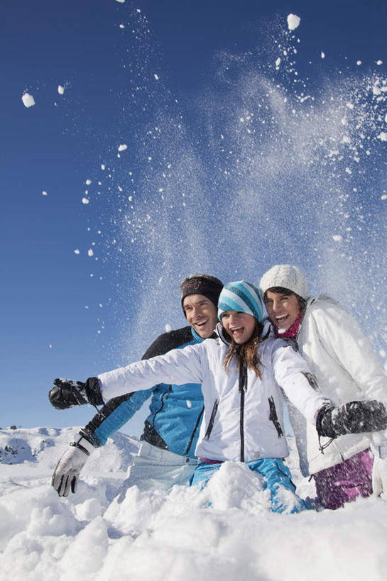 西方人,儿童,三个人,家庭,夫妻,母亲,父亲,女儿,坐,投,笑,微笑,露齿笑,竖图,室外,白天,正面,爱情,旅游,度假,纯洁,安全,美景,山,雪,雪山,大雪,帽子,欧洲,欧洲人,阴影,服装,光线,影子,冰,积雪,景观,山峰,雪景,冬季,冬天,防护,山峦,浪漫,注视,娱乐,小孩,衣服,蓝色,蓝天,天空,阳光,自然,手套,天,观察,看,享受,休闲,温暖,温馨,父女,母女,三口之家,一家人,景色,恩爱,放松,父爱,寒冷,可爱,母爱,童年,童趣,恋人,服饰,晴朗,观看,羽绒服,保暖,保护,和睦,察看,冰冷,御寒,关注,自然风光,保险,童真,烂漫,无邪,万里无云,保全,周全,安稳,安定,棉帽,防护手套,严寒,冰凉,酷寒,凛冽,凛凛,极冷,冬装,平安,天真,男人,男性,年轻男性,年轻女性,女孩,女人,女性,白种人,孩子,年轻人,夫妇,情侣,晴空,晴空万里,抛,扔,撒,掷,坐着,彩图,全身,伴侣,融洽,女生