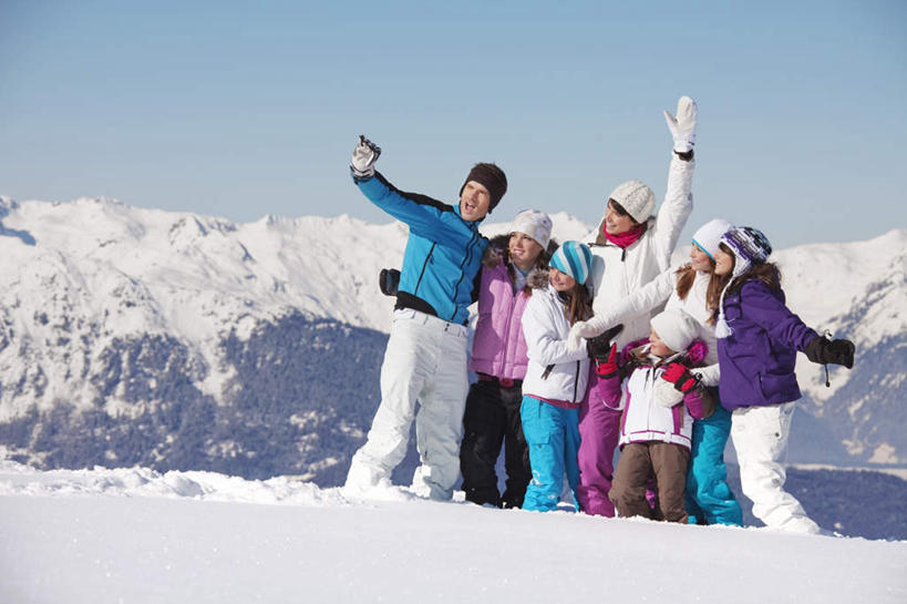 西方人,儿童,家庭,夫妻,母亲,父亲,女儿,儿子,站,举,笑,微笑,露齿笑,横图,室外,白天,正面,爱情,旅游,度假,纯洁,石头,美景,山,雪,雪山,大雪,帽子,欧洲,欧洲人,阴影,服装,装饰,光线,石子,影子,冰,积雪,景观,山顶,山峰,雪景,冬季,冬天,山峦,许多人,浪漫,注视,娱乐,小孩,衣服,蓝色,蓝天,天空,阳光,自然,围巾,天,观察,看,托,站着,一群人,享受,休闲,温暖,温馨,父女,父子,母女,母子,一家人,景色,恩爱,放松,父爱,寒冷,可爱,母爱,童年,童趣,恋人,服饰,晴朗,围脖,观看,羽绒服,保暖,华丽,点缀,和睦,察看,冰冷,御寒,关注,自然风光,童真,烂漫,无邪,沉积岩,万里无云,衬托,美观,雅致,雅观,棉帽,严寒,冰凉,酷寒,凛冽,凛凛,极冷,颠峰,极峰,水成岩,冬装,天真,男孩,男人,男性,年轻男性,年轻女性,女孩,女人,女性,白种人,孩子,年轻人,夫妇,情侣,石块,岩石,晴空,晴空万里,举起,举手,举着,向上举,向上伸,向上托,站立,彩图,全身,伴侣,融洽,男生,女生