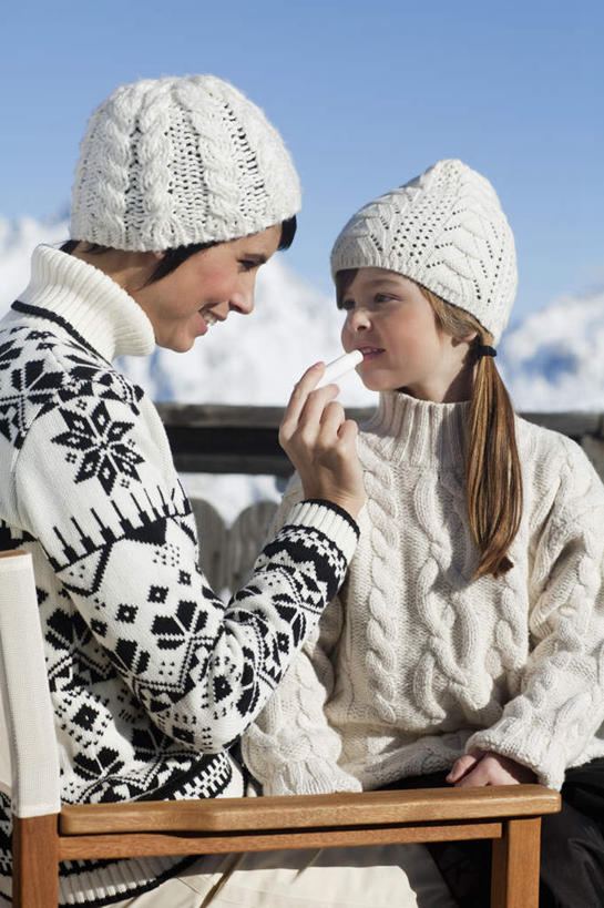 西方人,儿童,两个人,家庭,母亲,女儿,栏杆,露台,坐,笑,微笑,露齿笑,竖图,室外,白天,正面,毛衣,旅游,度假,纯洁,石头,美景,山,雪,雪山,大雪,阳台,帽子,椅子,欧洲,欧洲人,握,阴影,朦胧,模糊,光线,石子,影子,木椅,冰,积雪,景观,山顶,山峰,雪景,冬季,冬天,围栏,山峦,拿,拿着,注视,娱乐,护栏,小孩,蓝色,蓝天,天空,阳光,自然,润唇膏,天,观察,看,享受,休闲,温暖,温馨,母女,一家人,景色,放松,寒冷,可爱,母爱,童年,童趣,握着,晴朗,观看,和睦,察看,冰冷,关注,自然风光,线衫,童真,烂漫,无邪,沉积岩,万里无云,棉帽,严寒,冰凉,酷寒,凛冽,凛凛,极冷,颠峰,极峰,水成岩,天真,年轻女性,女孩,女人,女性,白种人,孩子,年轻人,石块,岩石,晴空,晴空万里,坐着,半身,彩图,绒衣,套衫,套头毛衣,线衣,露天阳台,融洽,女生