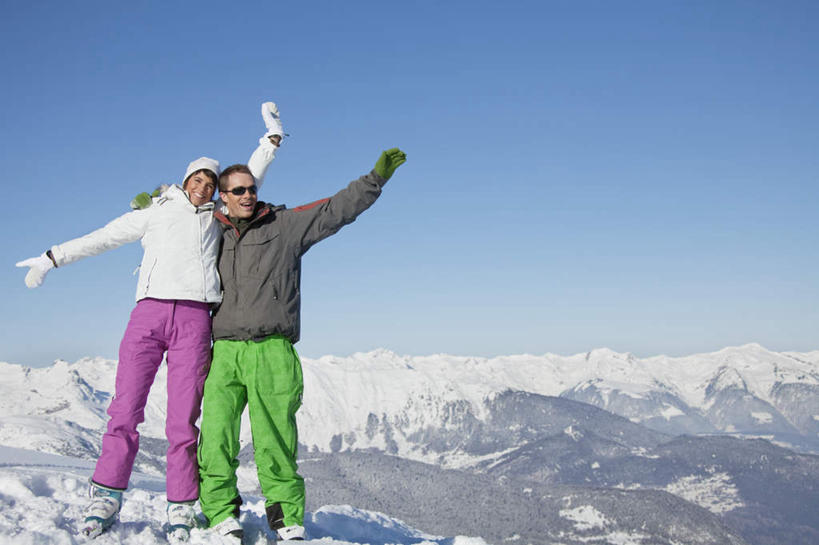 西方人,两个人,家庭,夫妻,站,伸展双臂,横图,室外,白天,正面,爱情,旅游,度假,石头,美景,山,雪,雪山,大雪,帽子,欧洲,欧洲人,阴影,服装,装饰,光线,墨镜,石子,眼镜,影子,冰,积雪,景观,山顶,山峰,雪景,冬季,冬天,山峦,浪漫,注视,娱乐,衣服,蓝色,蓝天,天空,阳光,自然,手套,太阳镜,太阳眼镜,天,观察,看,站着,享受,休闲,温暖,温馨,一家人,遮阳镜,景色,恩爱,放松,寒冷,恋人,服饰,晴朗,观看,羽绒服,保暖,华丽,点缀,和睦,察看,冰冷,御寒,关注,自然风光,沉积岩,万里无云,衬托,美观,雅致,雅观,棉帽,严寒,冰凉,酷寒,凛冽,凛凛,极冷,颠峰,极峰,水成岩,冬装,男人,男性,年轻男性,年轻女性,女人,女性,白种人,年轻人,夫妇,情侣,石块,岩石,晴空,晴空万里,敞开双臂,伸开双臂,展开双肩,站立,张开手臂,张开双臂,彩图,全身,伴侣,融洽