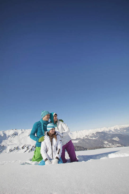 西方人,儿童,三个人,家庭,夫妻,母亲,父亲,女儿,坐,竖图,室外,白天,正面,爱情,旅游,度假,纯洁,石头,美景,山,雪,雪山,大雪,帽子,欧洲,欧洲人,阴影,服装,光线,石子,影子,冰,积雪,景观,山顶,山峰,雪景,冬季,冬天,山峦,浪漫,注视,娱乐,小孩,衣服,蓝色,蓝天,天空,阳光,自然,天,观察,看,享受,休闲,温暖,温馨,父女,母女,三口之家,一家人,景色,恩爱,放松,父爱,寒冷,可爱,母爱,童年,童趣,恋人,服饰,晴朗,观看,羽绒服,保暖,和睦,察看,冰冷,御寒,关注,自然风光,童真,烂漫,无邪,沉积岩,万里无云,棉帽,严寒,冰凉,酷寒,凛冽,凛凛,极冷,颠峰,极峰,水成岩,冬装,天真,男人,男性,年轻男性,年轻女性,女孩,女人,女性,白种人,孩子,年轻人,夫妇,情侣,石块,岩石,晴空,晴空万里,坐着,彩图,全身,伴侣,融洽,女生