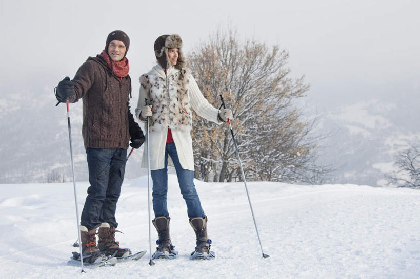 西方人,两个人,家庭,夫妻,站,横图,室外,白天,正面,爱情,旅游,度假,美景,森林,山,树林,雪,雪山,植物,大雪,帽子,欧洲,欧洲人,握,服装,装饰,工具,器材,冰,积雪,景观,山峰,雪景,冬季,冬天,山峦,浪漫,拿,拿着,注视,娱乐,运动器械,树,树木,衣服,绿色,自然,围巾,观察,看,站着,享受,休闲,温暖,温馨,一家人,器械,健身器械,景色,恩爱,放松,寒冷,握着,恋人,服饰,生长,成长,拐杖,围脖,观看,羽绒服,保暖,华丽,滑雪杖,点缀,和睦,察看,冰冷,御寒,关注,自然风光,健身器材,滑雪装备,衬托,美观,雅致,雅观,棉帽,严寒,辅助设备,冰凉,酷寒,凛冽,凛凛,极冷,冬装,男人,男性,年轻男性,年轻女性,女人,女性,白种人,年轻人,夫妇,情侣,站立,彩图,全身,伴侣,融洽,运动器材