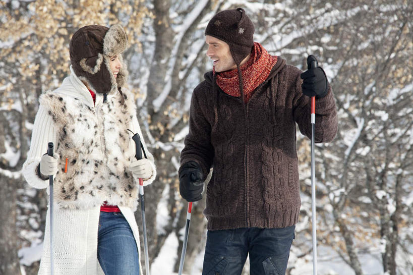 西方人,两个人,家庭,夫妻,站,笑,微笑,露齿笑,横图,室外,白天,正面,爱情,旅游,度假,美景,森林,山,树林,雪,雪山,植物,大雪,帽子,欧洲,欧洲人,握,服装,装饰,工具,器材,冰,积雪,景观,山峰,雪景,冬季,冬天,山峦,浪漫,拿,拿着,注视,娱乐,运动器械,树,树木,衣服,绿色,自然,围巾,观察,看,站着,享受,休闲,温暖,温馨,一家人,器械,健身器械,景色,恩爱,放松,寒冷,握着,恋人,服饰,生长,成长,拐杖,围脖,观看,羽绒服,保暖,华丽,滑雪杖,点缀,和睦,察看,冰冷,御寒,关注,自然风光,健身器材,滑雪装备,衬托,美观,雅致,雅观,棉帽,严寒,辅助设备,冰凉,酷寒,凛冽,凛凛,极冷,冬装,男人,男性,年轻男性,年轻女性,女人,女性,白种人,年轻人,夫妇,情侣,站立,半身,彩图,伴侣,融洽,运动器材