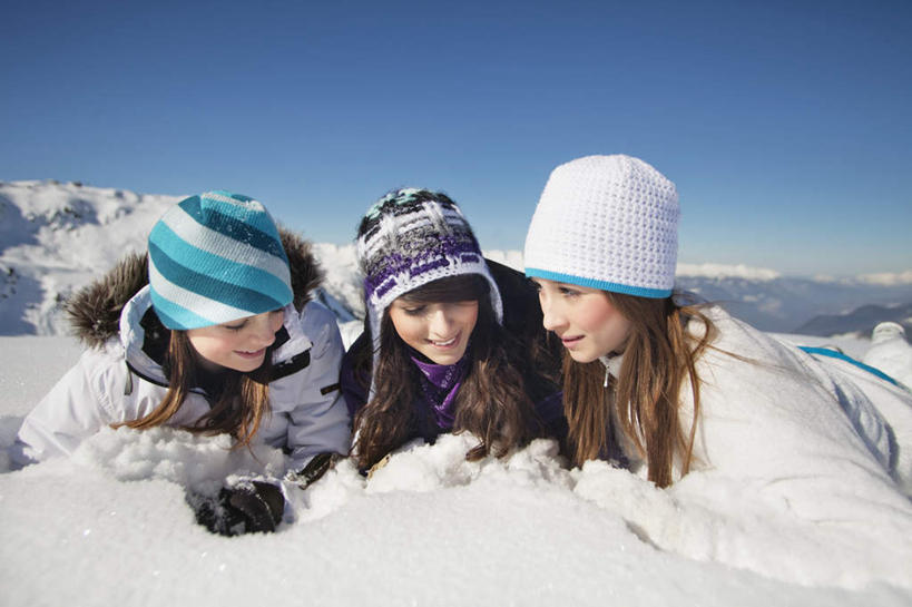 西方人,三个人,伙伴,朋友,笑,说,微笑,露齿笑,横图,室外,白天,正面,旅游,度假,讨论,友谊,石头,美景,山,雪,雪山,大雪,帽子,欧洲,欧洲人,阴影,服装,光线,石子,影子,冰,积雪,景观,山顶,山峰,雪景,冬季,冬天,山峦,注视,娱乐,衣服,蓝色,蓝天,天空,阳光,自然,天,观察,看,趴着,享受,休闲,温暖,景色,放松,寒冷,服饰,晴朗,观看,羽绒服,保暖,察看,冰冷,御寒,关注,自然风光,沉积岩,万里无云,棉帽,严寒,冰凉,酷寒,凛冽,凛凛,极冷,颠峰,极峰,水成岩,冬装,交流,友情,年轻女性,女人,女性,白种人,石块,岩石,晴空,晴空万里,沟通,讲话,交谈,趴,商讨,说话,谈话,半身,彩图