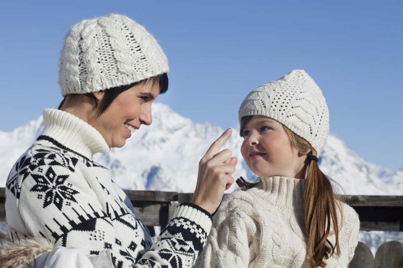 西方人,儿童,两个人,家庭,母亲,女儿,栏杆,露台,坐,笑,微笑,露齿笑,横图,室外,白天,正面,毛衣,旅游,度假,纯洁,石头,美景,山,雪,雪山,大雪,阳台,帽子,欧洲,欧洲人,阴影,朦胧,模糊,光线,石子,影子,冰,积雪,景观,山顶,山峰,雪景,冬季,冬天,围栏,山峦,注视,娱乐,护栏,相视,小孩,蓝色,蓝天,天空,阳光,自然,天,观察,看,享受,休闲,温暖,温馨,母女,一家人,面对面,景色,放松,寒冷,可爱,母爱,童年,童趣,晴朗,观看,对视,和睦,察看,冰冷,互视,关注,自然风光,相对,线衫,童真,烂漫,无邪,沉积岩,万里无云,相看,棉帽,严寒,冰凉,酷寒,凛冽,凛凛,极冷,颠峰,极峰,水成岩,天真,年轻女性,女孩,女人,女性,白种人,孩子,年轻人,石块,岩石,晴空,晴空万里,坐着,半身,彩图,绒衣,套衫,套头毛衣,线衣,露天阳台,融洽,女生