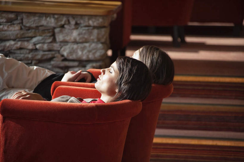 西方人,中年人,两个人,家庭,夫妻,躺,闭眼,睡,横图,室内,白天,侧面,爱情,石头,楼梯,沙发,欧洲,欧洲人,服装,石子,阶梯,墙,浪漫,休闲装,墙壁,墙面,台阶,衣服,休闲,温暖,温馨,一家人,休闲服,恩爱,恋人,服饰,和睦,布艺沙发,卧着,男人,男性,女人,女性,中年男性,中年女性,白种人,夫妇,情侣,石块,闭眼睛,闭着眼,闭着眼睛,困,困觉,寝息,睡觉,躺着,卧,半身,彩图,伴侣,融洽