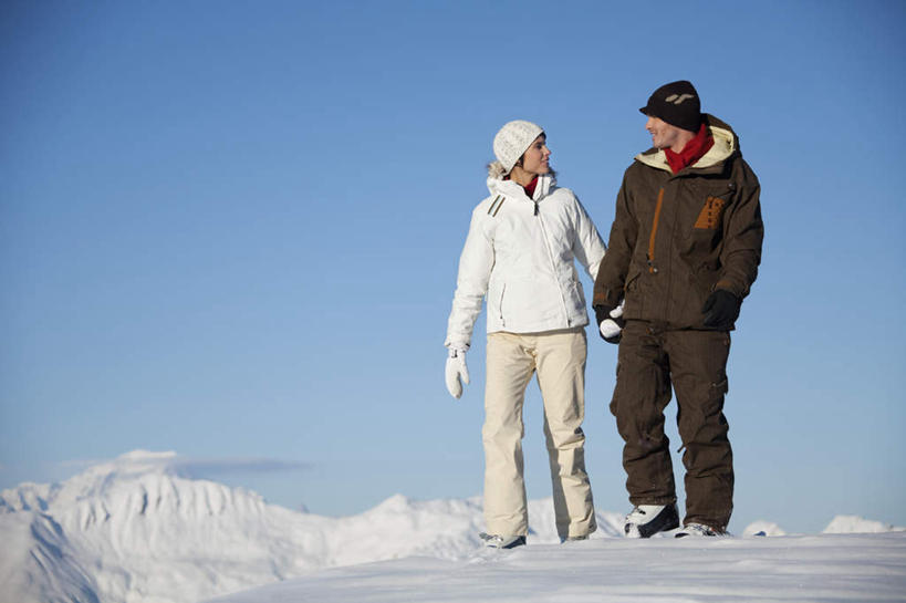 西方人,两个人,家庭,夫妻,站,握手,笑,微笑,露齿笑,横图,室外,白天,正面,爱情,旅游,度假,石头,美景,山,雪,雪山,大雪,帽子,欧洲,欧洲人,阴影,服装,装饰,光线,石子,影子,冰,积雪,景观,山顶,山峰,雪景,冬季,冬天,山峦,浪漫,注视,娱乐,衣服,蓝色,蓝天,天空,阳光,自然,围巾,天,观察,看,站着,享受,休闲,温暖,温馨,一家人,景色,恩爱,放松,寒冷,恋人,服饰,晴朗,围脖,观看,羽绒服,保暖,华丽,点缀,和睦,察看,冰冷,御寒,关注,自然风光,沉积岩,万里无云,衬托,美观,雅致,雅观,棉帽,严寒,冰凉,酷寒,凛冽,凛凛,极冷,颠峰,极峰,水成岩,冬装,男人,男性,年轻男性,年轻女性,女人,女性,白种人,年轻人,夫妇,情侣,石块,岩石,晴空,晴空万里,搀手,拉手,手搀手,手拉手,手牵手,手握手,站立,彩图,全身,伴侣,融洽