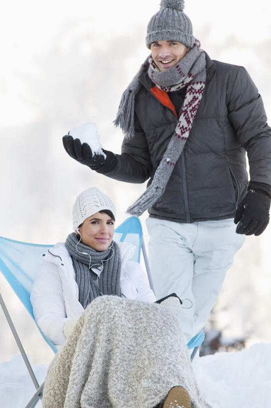 西方人,两个人,家庭,夫妻,站,坐,笑,微笑,露齿笑,竖图,室外,白天,正面,爱情,旅游,度假,美景,山,雪,雪山,大雪,帽子,椅子,欧洲,欧洲人,服装,装饰,躺椅,冰,积雪,景观,山峰,雪景,冬季,冬天,山峦,浪漫,注视,娱乐,衣服,自然,围巾,观察,看,站着,享受,休闲,温暖,温馨,一家人,景色,恩爱,放松,寒冷,恋人,服饰,围脖,观看,羽绒服,保暖,华丽,沙滩椅,点缀,和睦,察看,冰冷,御寒,关注,自然风光,衬托,美观,雅致,雅观,棉帽,严寒,冰凉,酷寒,凛冽,凛凛,极冷,冬装,男人,男性,年轻男性,年轻女性,女人,女性,白种人,年轻人,夫妇,情侣,站立,坐着,半身,彩图,伴侣,融洽