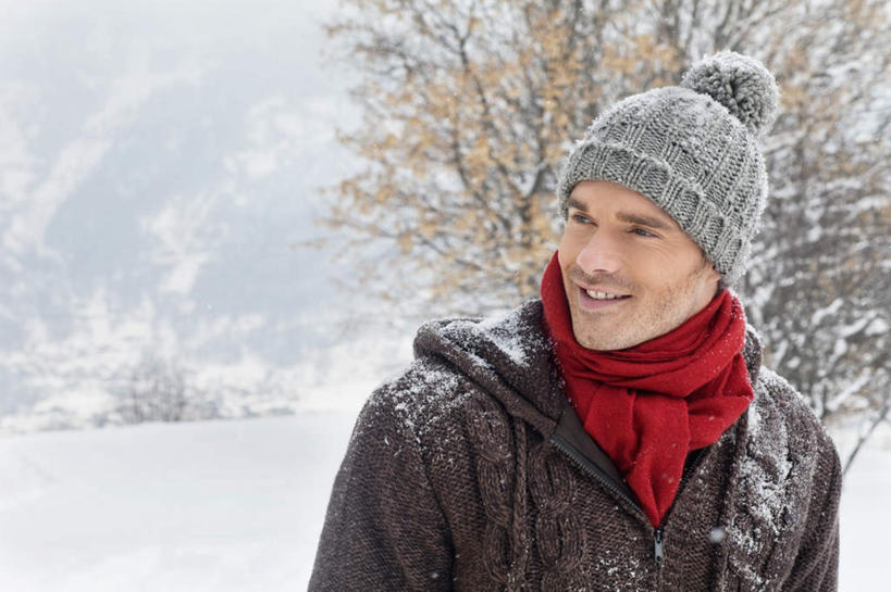 西方人,一个人,站,笑,微笑,露齿笑,横图,室外,白天,正面,旅游,度假,美景,森林,山,树林,雪,雪山,植物,大雪,帽子,欧洲,欧洲人,仅一个男性,仅一个人,服装,朦胧,模糊,装饰,冰,积雪,景观,山峰,雪景,冬季,冬天,山峦,注视,娱乐,树,树木,仅一个年轻男性,衣服,绿色,自然,围巾,观察,看,站着,享受,休闲,温暖,景色,放松,寒冷,服饰,生长,成长,围脖,观看,羽绒服,保暖,华丽,点缀,察看,冰冷,御寒,关注,自然风光,衬托,美观,雅致,雅观,棉帽,严寒,冰凉,酷寒,凛冽,凛凛,极冷,冬装,男人,男性,年轻男性,白种人,站立,半身,彩图